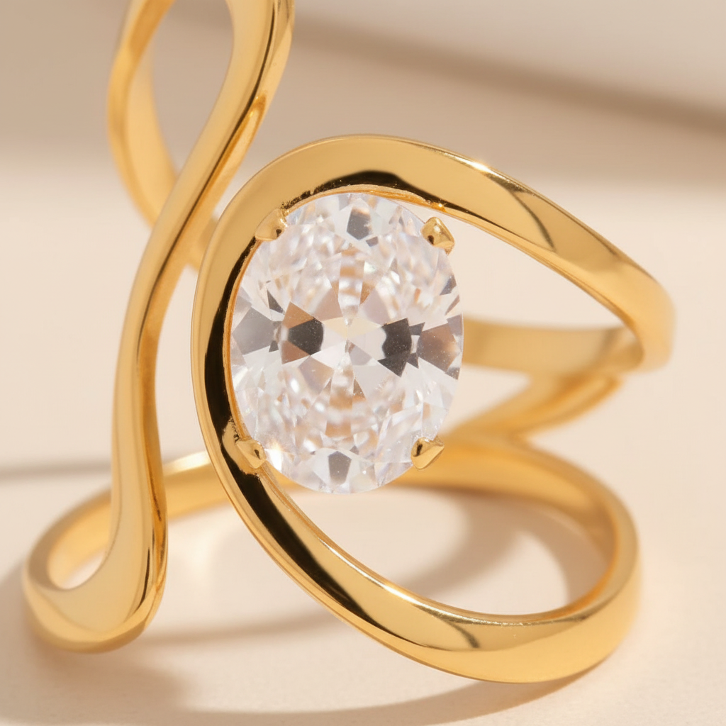 Détail du zircon ovale et du design infini de la Bague Ellip - Minélia