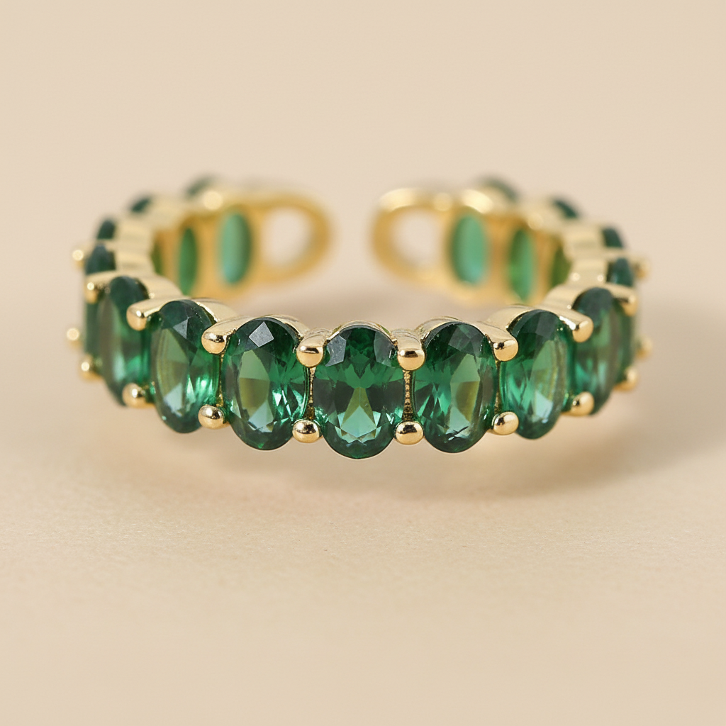 Détail des zircons ovales vert émeraude de la Bague Over - Minélia